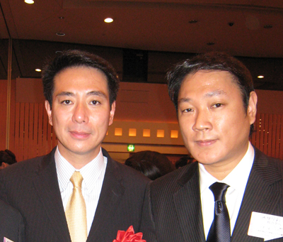 京都グランビアホテル『池坊保子とつどう秋の夕べ』にて弊社社長 片寄（右）と民主党 前原 誠司 国土交通大臣